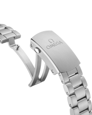 Lunetta girevole unidirezionale in ceramica nera lucida con scala graduata Liquidmetal™ e profilo laterale della cassa in acciaio inox da 39,5 mm.